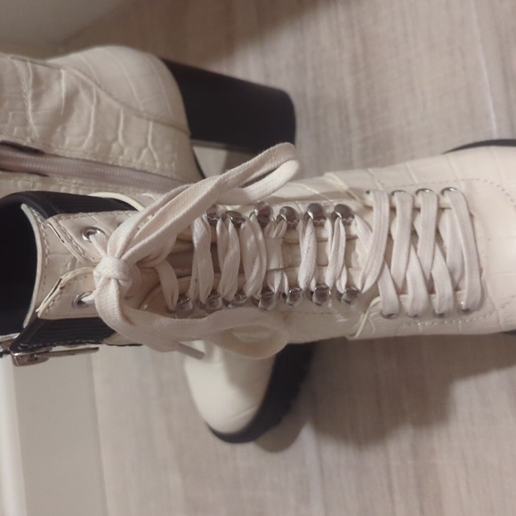 NWOT Vince Camuto Women's Ermania Combat Block Heel Platform Boots - Size 5 - Picture 6 of 8